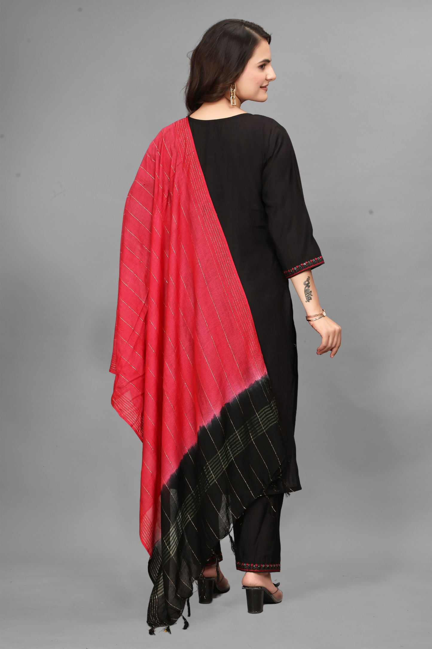 Noor-e-Nazaakat – A Kurta Set Where Threads Meet Royal Black