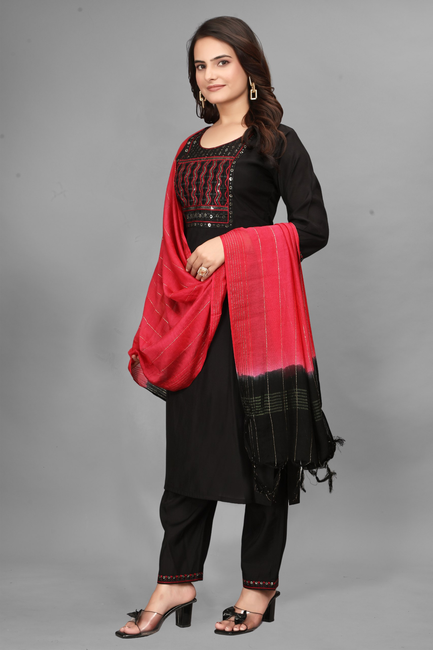 Noor-e-Nazaakat – A Kurta Set Where Threads Meet Royal Black