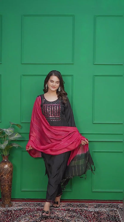 Noor-e-Nazaakat – A Kurta Set Where Threads Meet Royal Black